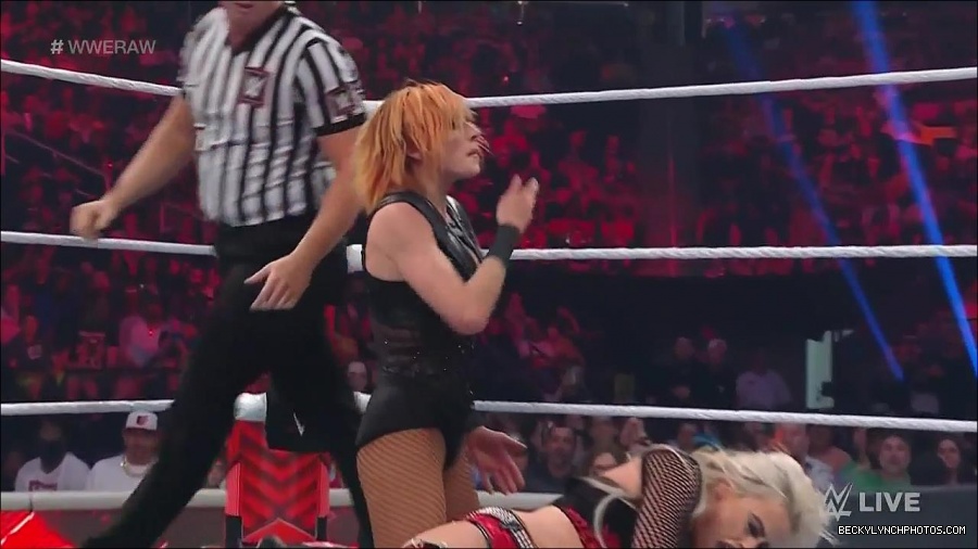 WWE_Monday_Night_Raw_2022_05_02_720p_HDTV_x264-NWCHD_mp4_007087087.jpg