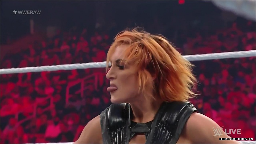 WWE_Monday_Night_Raw_2022_05_02_720p_HDTV_x264-NWCHD_mp4_007089089.jpg
