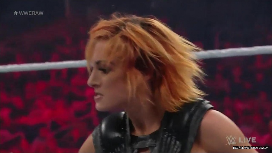 WWE_Monday_Night_Raw_2022_05_02_720p_HDTV_x264-NWCHD_mp4_007090291.jpg