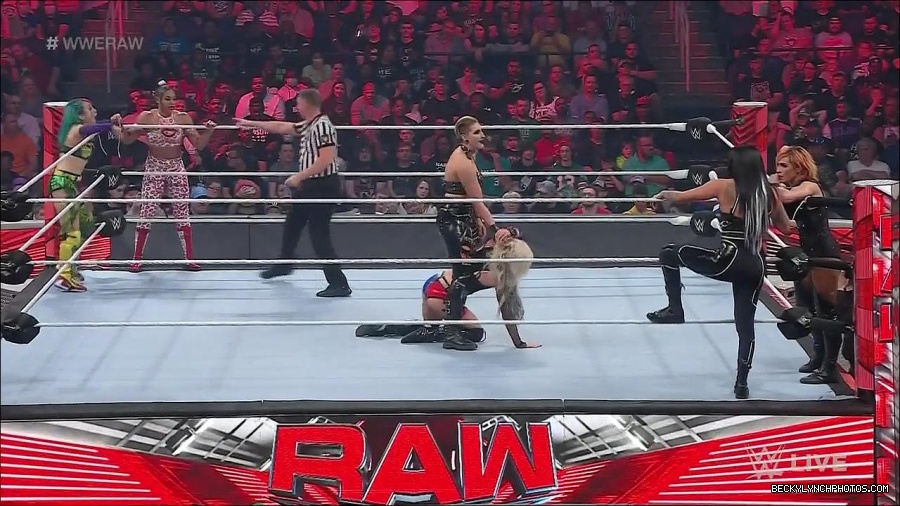 WWE_Monday_Night_Raw_2022_05_02_720p_HDTV_x264-NWCHD_mp4_007092694.jpg