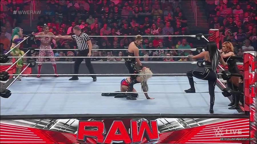 WWE_Monday_Night_Raw_2022_05_02_720p_HDTV_x264-NWCHD_mp4_007093094.jpg