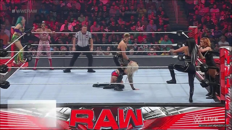 WWE_Monday_Night_Raw_2022_05_02_720p_HDTV_x264-NWCHD_mp4_007093494.jpg