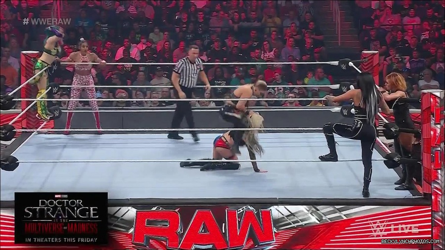 WWE_Monday_Night_Raw_2022_05_02_720p_HDTV_x264-NWCHD_mp4_007093895.jpg