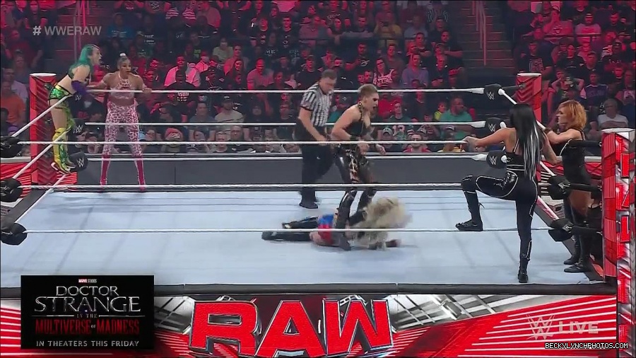 WWE_Monday_Night_Raw_2022_05_02_720p_HDTV_x264-NWCHD_mp4_007094295.jpg