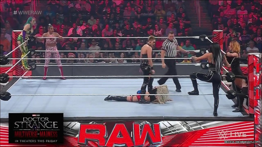 WWE_Monday_Night_Raw_2022_05_02_720p_HDTV_x264-NWCHD_mp4_007095096.jpg