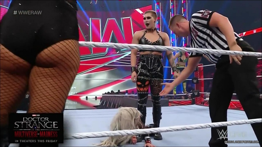 WWE_Monday_Night_Raw_2022_05_02_720p_HDTV_x264-NWCHD_mp4_007096698.jpg