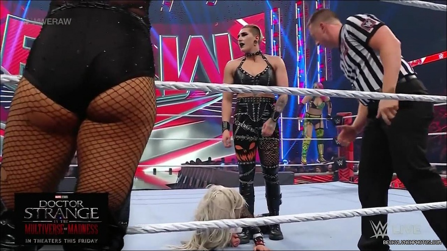 WWE_Monday_Night_Raw_2022_05_02_720p_HDTV_x264-NWCHD_mp4_007097098.jpg