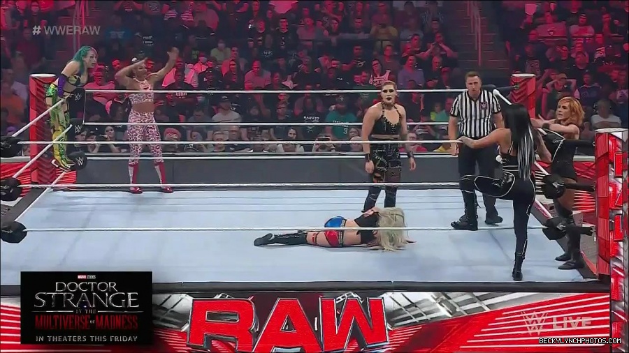 WWE_Monday_Night_Raw_2022_05_02_720p_HDTV_x264-NWCHD_mp4_007098299.jpg