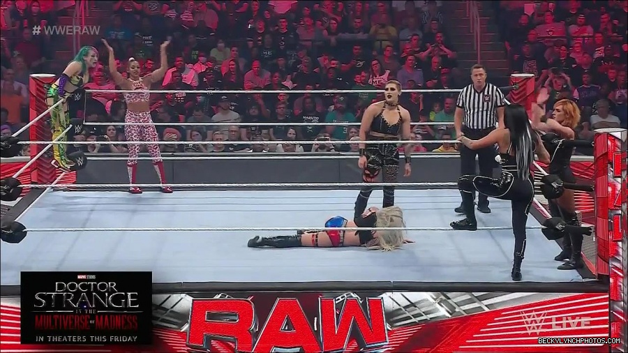 WWE_Monday_Night_Raw_2022_05_02_720p_HDTV_x264-NWCHD_mp4_007099100.jpg