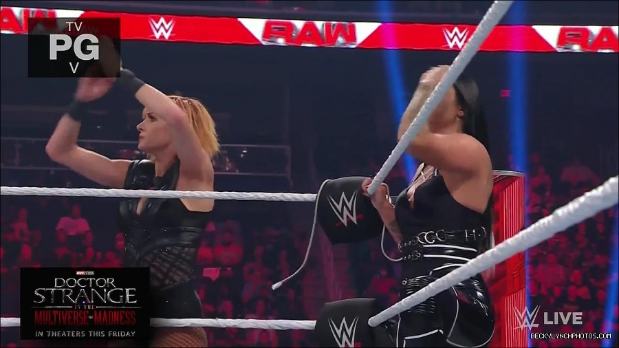 WWE_Monday_Night_Raw_2022_05_02_720p_HDTV_x264-NWCHD_mp4_007101903.jpg