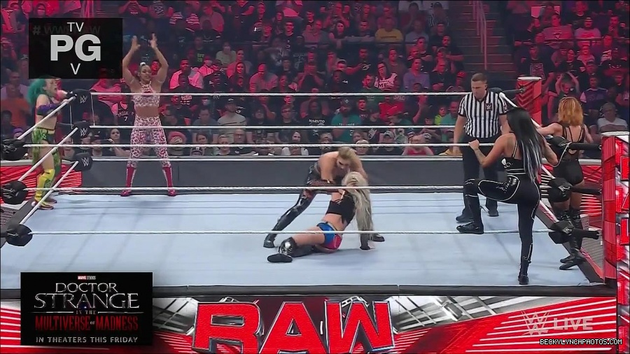 WWE_Monday_Night_Raw_2022_05_02_720p_HDTV_x264-NWCHD_mp4_007103104.jpg