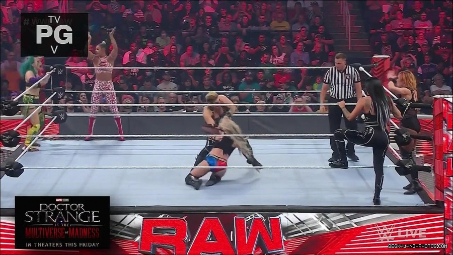 WWE_Monday_Night_Raw_2022_05_02_720p_HDTV_x264-NWCHD_mp4_007103504.jpg