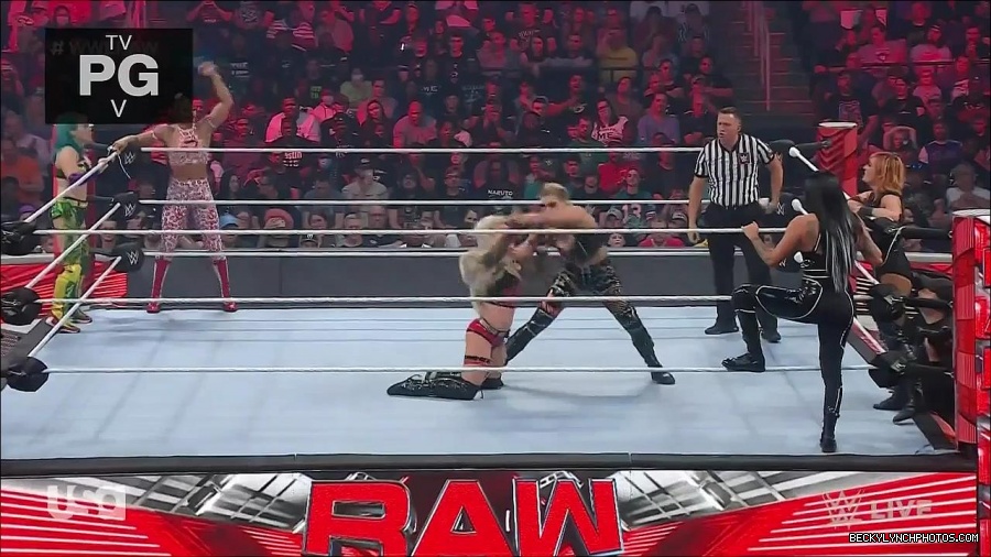 WWE_Monday_Night_Raw_2022_05_02_720p_HDTV_x264-NWCHD_mp4_007106708.jpg