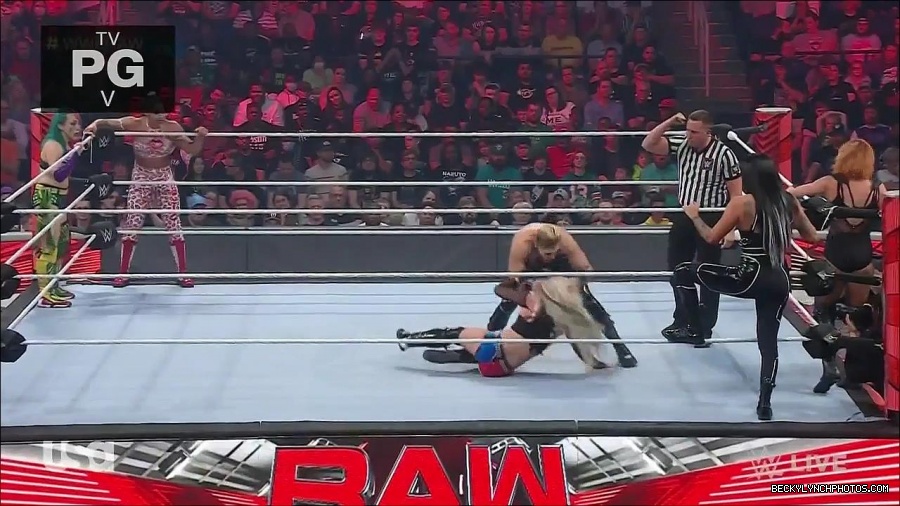 WWE_Monday_Night_Raw_2022_05_02_720p_HDTV_x264-NWCHD_mp4_007109110.jpg