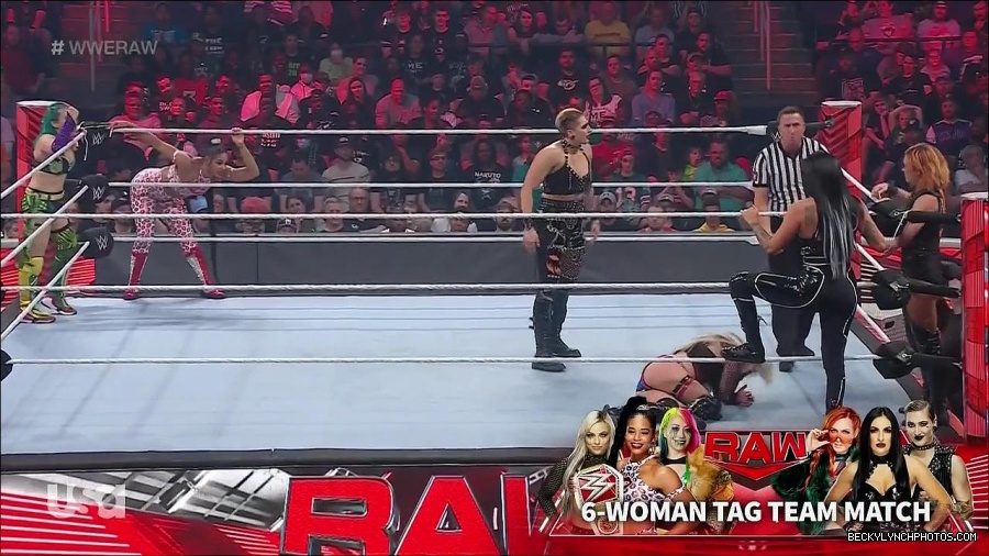 WWE_Monday_Night_Raw_2022_05_02_720p_HDTV_x264-NWCHD_mp4_007115116.jpg