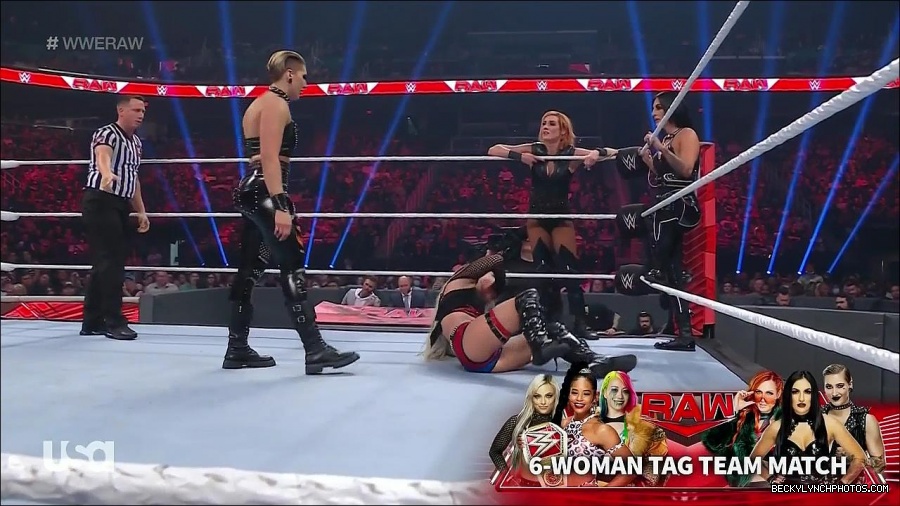 WWE_Monday_Night_Raw_2022_05_02_720p_HDTV_x264-NWCHD_mp4_007117118.jpg