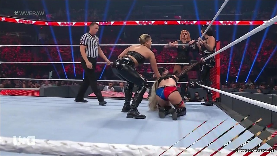 WWE_Monday_Night_Raw_2022_05_02_720p_HDTV_x264-NWCHD_mp4_007118720.jpg