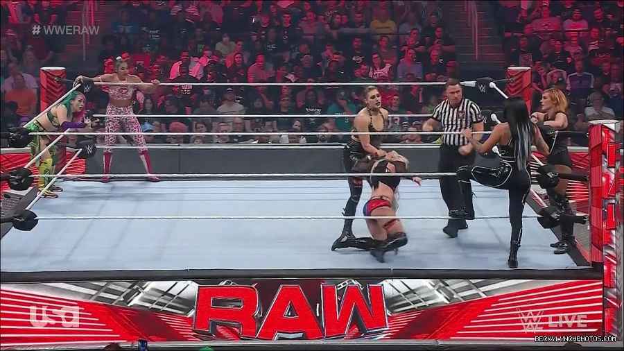 WWE_Monday_Night_Raw_2022_05_02_720p_HDTV_x264-NWCHD_mp4_007120321.jpg