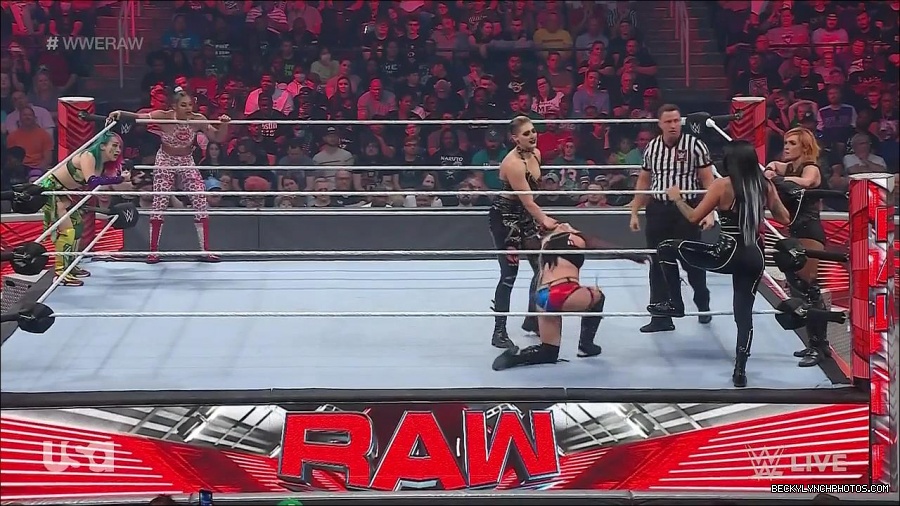 WWE_Monday_Night_Raw_2022_05_02_720p_HDTV_x264-NWCHD_mp4_007120722.jpg