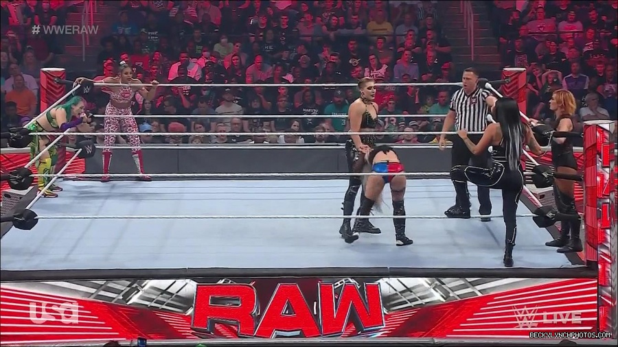 WWE_Monday_Night_Raw_2022_05_02_720p_HDTV_x264-NWCHD_mp4_007121522.jpg