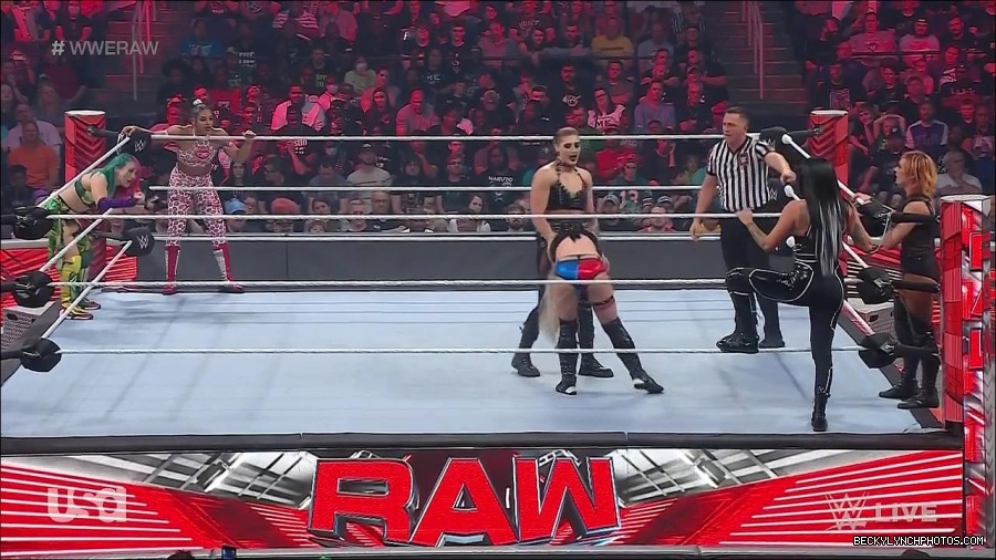 WWE_Monday_Night_Raw_2022_05_02_720p_HDTV_x264-NWCHD_mp4_007121923.jpg