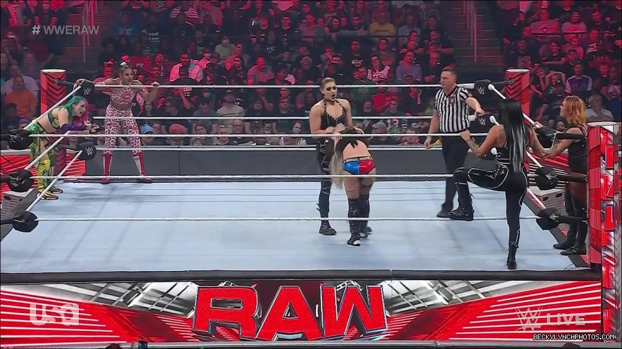 WWE_Monday_Night_Raw_2022_05_02_720p_HDTV_x264-NWCHD_mp4_007122323.jpg