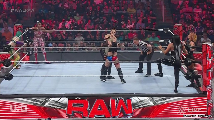WWE_Monday_Night_Raw_2022_05_02_720p_HDTV_x264-NWCHD_mp4_007123524.jpg