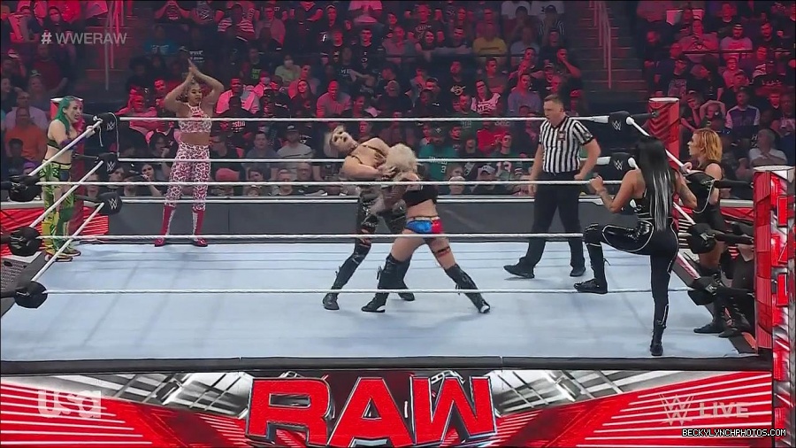 WWE_Monday_Night_Raw_2022_05_02_720p_HDTV_x264-NWCHD_mp4_007125927.jpg
