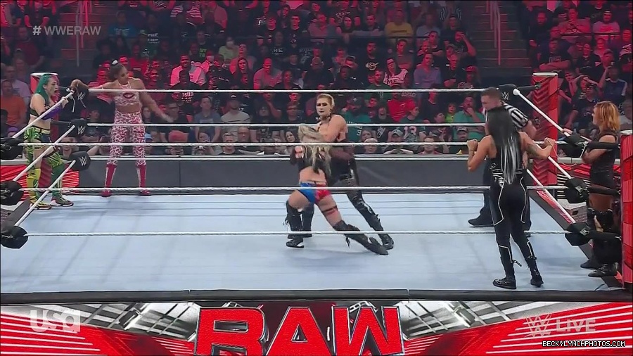 WWE_Monday_Night_Raw_2022_05_02_720p_HDTV_x264-NWCHD_mp4_007137939.jpg