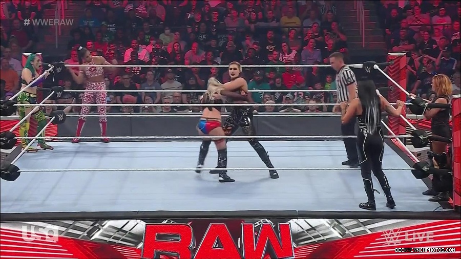 WWE_Monday_Night_Raw_2022_05_02_720p_HDTV_x264-NWCHD_mp4_007138339.jpg