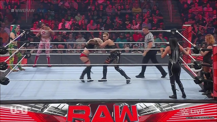 WWE_Monday_Night_Raw_2022_05_02_720p_HDTV_x264-NWCHD_mp4_007138740.jpg