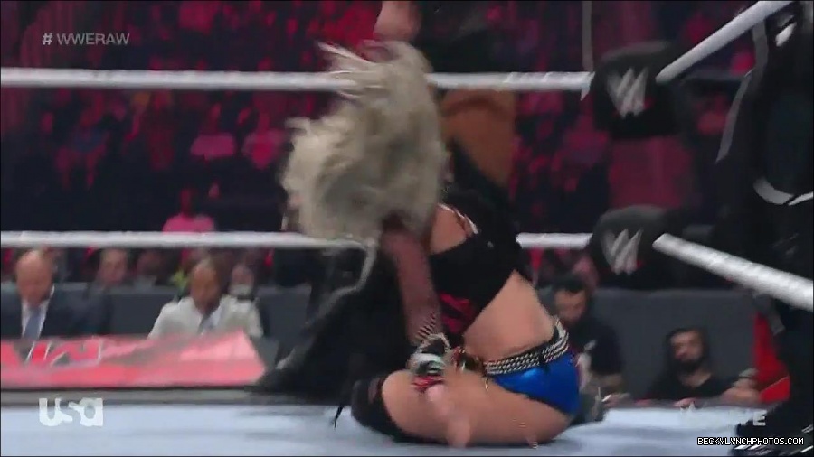WWE_Monday_Night_Raw_2022_05_02_720p_HDTV_x264-NWCHD_mp4_007140742.jpg