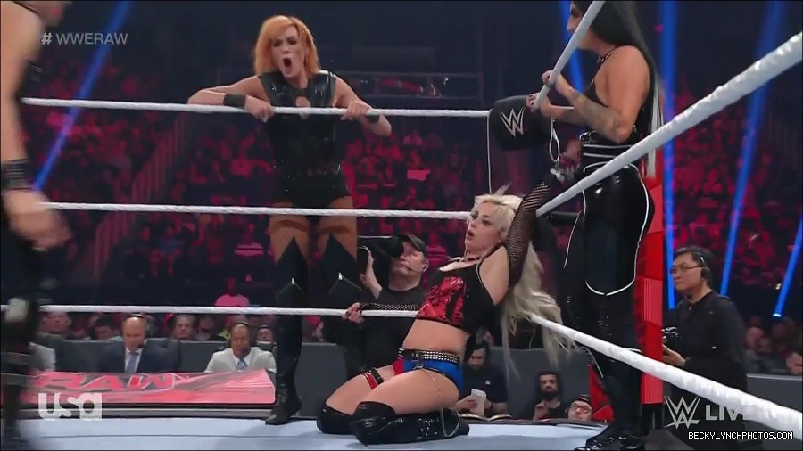 WWE_Monday_Night_Raw_2022_05_02_720p_HDTV_x264-NWCHD_mp4_007141542.jpg