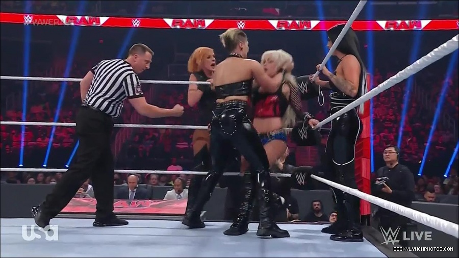 WWE_Monday_Night_Raw_2022_05_02_720p_HDTV_x264-NWCHD_mp4_007143144.jpg