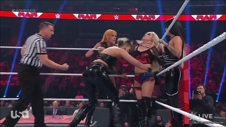 WWE_Monday_Night_Raw_2022_05_02_720p_HDTV_x264-NWCHD_mp4_007143544.jpg