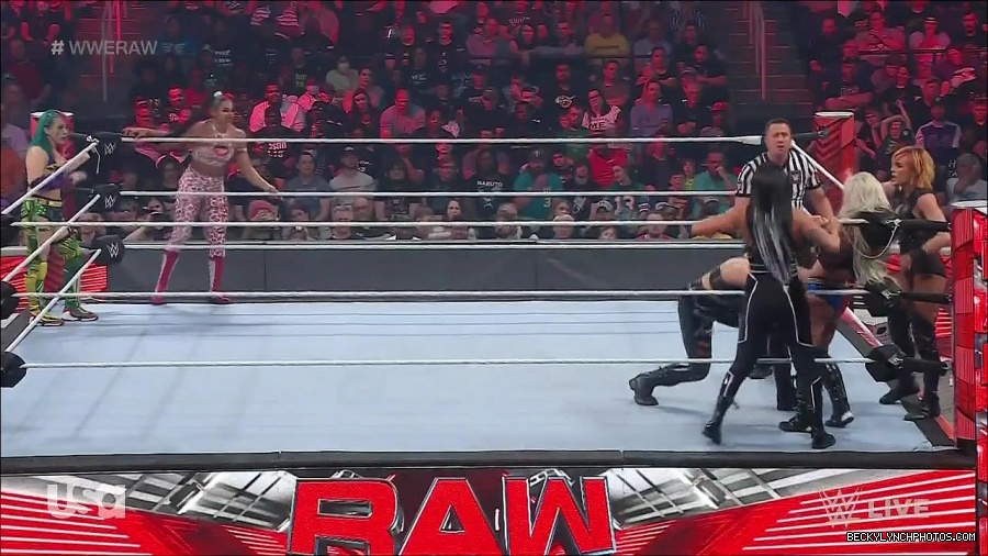 WWE_Monday_Night_Raw_2022_05_02_720p_HDTV_x264-NWCHD_mp4_007143945.jpg