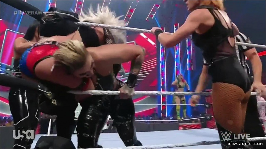 WWE_Monday_Night_Raw_2022_05_02_720p_HDTV_x264-NWCHD_mp4_007147148.jpg