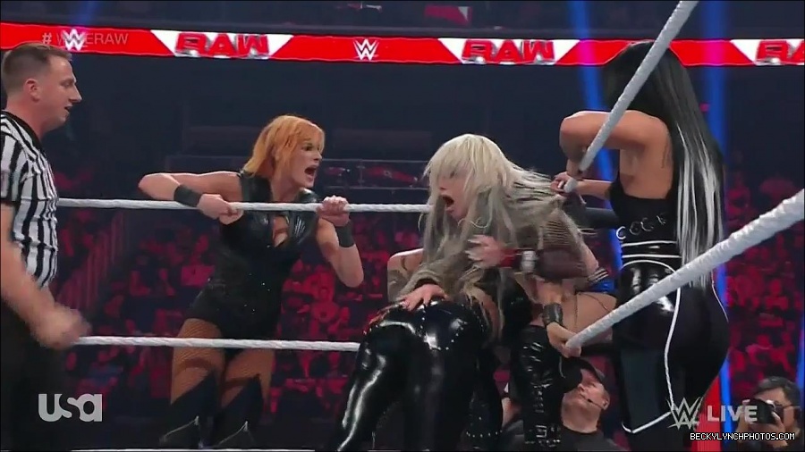 WWE_Monday_Night_Raw_2022_05_02_720p_HDTV_x264-NWCHD_mp4_007147548.jpg