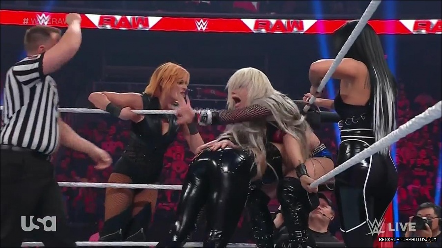 WWE_Monday_Night_Raw_2022_05_02_720p_HDTV_x264-NWCHD_mp4_007147949.jpg