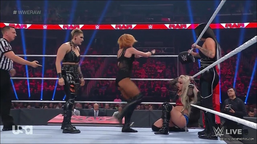 WWE_Monday_Night_Raw_2022_05_02_720p_HDTV_x264-NWCHD_mp4_007154756.jpg