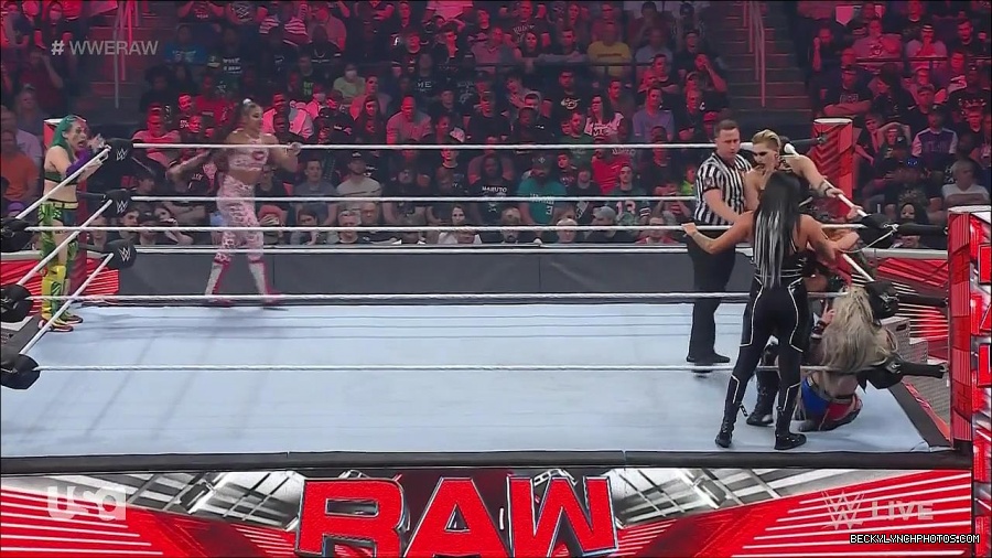 WWE_Monday_Night_Raw_2022_05_02_720p_HDTV_x264-NWCHD_mp4_007156357.jpg