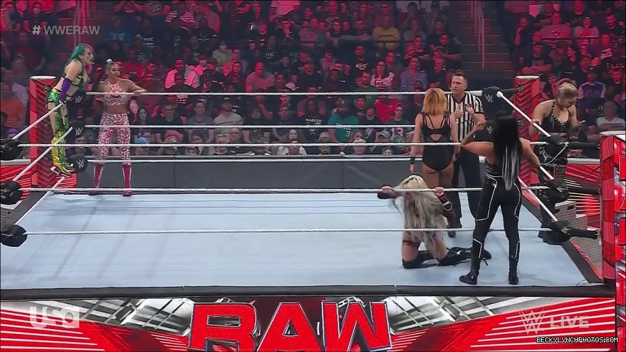 WWE_Monday_Night_Raw_2022_05_02_720p_HDTV_x264-NWCHD_mp4_007160762.jpg