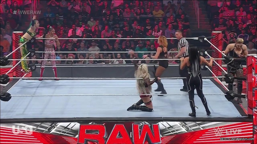 WWE_Monday_Night_Raw_2022_05_02_720p_HDTV_x264-NWCHD_mp4_007162764.jpg