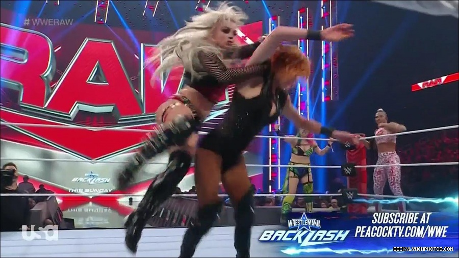 WWE_Monday_Night_Raw_2022_05_02_720p_HDTV_x264-NWCHD_mp4_007179580.jpg