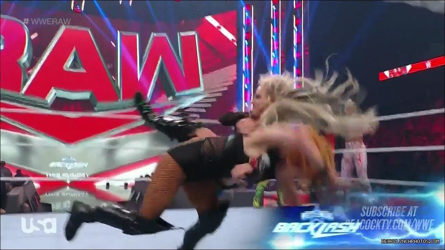 WWE_Monday_Night_Raw_2022_05_02_720p_HDTV_x264-NWCHD_mp4_007179981.jpg