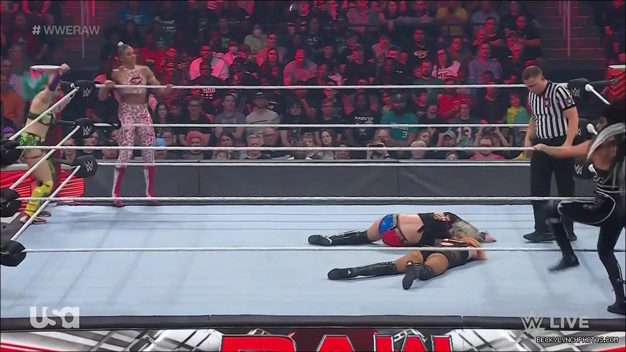 WWE_Monday_Night_Raw_2022_05_02_720p_HDTV_x264-NWCHD_mp4_007182784.jpg