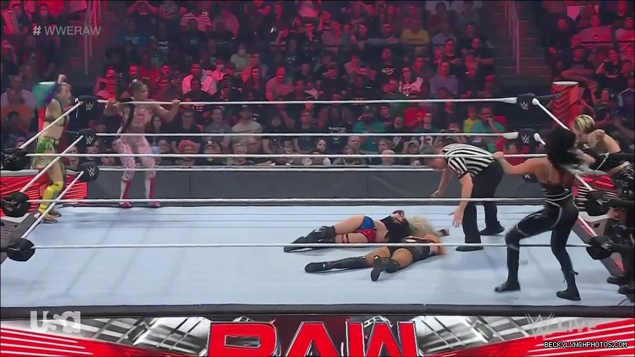 WWE_Monday_Night_Raw_2022_05_02_720p_HDTV_x264-NWCHD_mp4_007185987.jpg