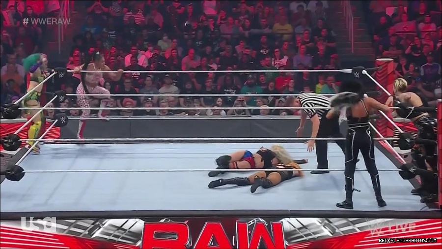 WWE_Monday_Night_Raw_2022_05_02_720p_HDTV_x264-NWCHD_mp4_007186387.jpg