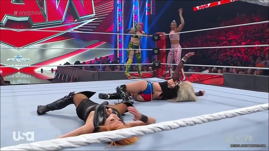 WWE_Monday_Night_Raw_2022_05_02_720p_HDTV_x264-NWCHD_mp4_007190391.jpg