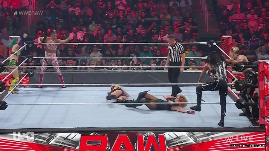 WWE_Monday_Night_Raw_2022_05_02_720p_HDTV_x264-NWCHD_mp4_007191993.jpg